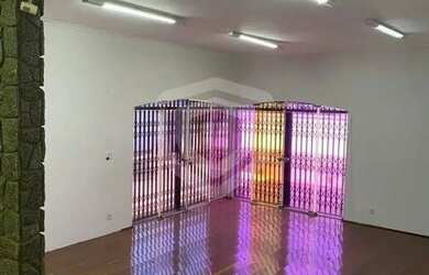 Imagem: A casa possui 4 Dormitórios, 5 Banheiros, 300m² de Área e