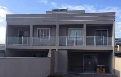 Imagem: A casa possui 4 Dormitórios, Acomodam 10 pessoas, 2 Vagas na