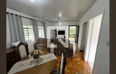 Imagem: A casa possui 3 Dormitórios, 2 Banheiros, 5 Vagas na garagem