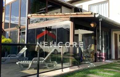 Imagem: A casa possui 4 Dormitórios, 4 Banheiros, 2 Vagas na garagem