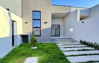 Imagem: A casa possui 3 Dormitórios, 2 Banheiros, 2 Vagas na garagem