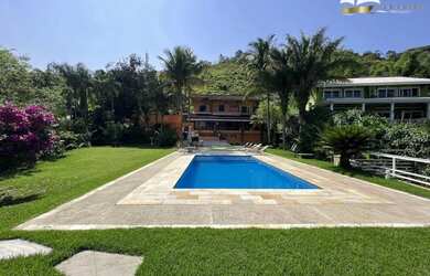 Imagem: A casa possui 4 Dormitórios, 4 Banheiros, 5 Vagas na garagem