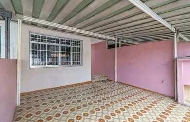 Imagem: A casa possui 3 Dormitórios, 2 Banheiros, 2 Vagas na garagem