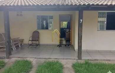 Imagem: A casa possui 2 Dormitórios, 2 Banheiros, 2 Vagas na garagem