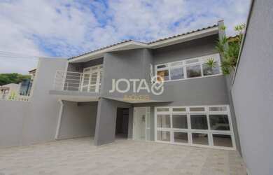 Imagem: A casa possui 3 Dormitórios, 4 Banheiros, 5 Vagas na garagem