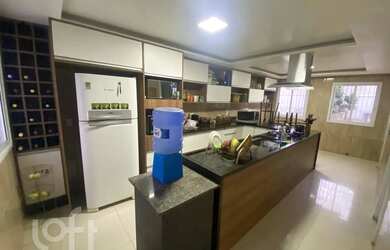 Imagem: A casa possui 5 Dormitórios, 3 Banheiros, 4 Vagas na garagem