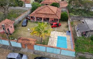 Imagem: A casa possui 2 Dormitórios, 2 Banheiros, 2 Vagas na garagem