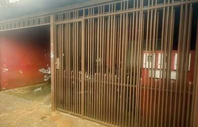 Imagem: A casa possui 4 Dormitórios, 2 Banheiros, 2 Vagas na garagem