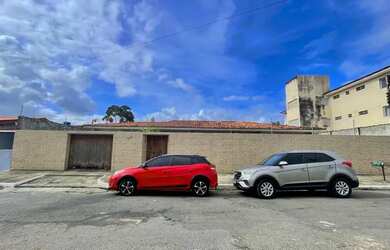 Imagem: A casa possui 4 Dormitórios, 3 Banheiros, 3 Vagas na garagem