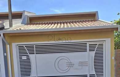 Imagem: A casa possui 3 Dormitórios, 2 Banheiros, 2 Vagas na garagem