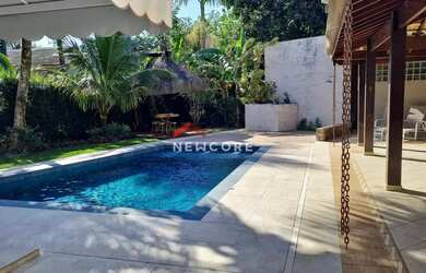 Imagem: A casa possui 4 Dormitórios, 5 Banheiros, 3 Vagas na garagem