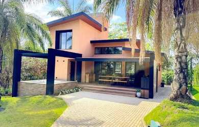 Imagem: A casa possui 2 Dormitórios, 3 Banheiros, 2 Vagas na garagem