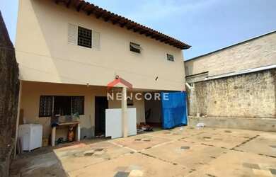 Imagem: A casa possui 3 Dormitórios, 2 Banheiros, 4 Vagas na garagem