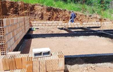 Imagem: A casa possui 3 Dormitórios, 2 Banheiros, 4 Vagas na garagem