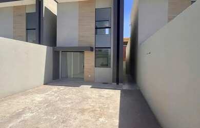 Imagem: A casa possui 4 Dormitórios, 5 Banheiros, 2 Vagas na garagem