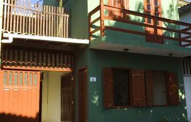 Imagem: A casa possui 2 Dormitórios, 3 Banheiros, 1 Vaga na garagem