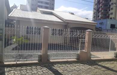 Imagem: A casa possui 5 Dormitórios, 4 Banheiros, 3 Vagas na garagem