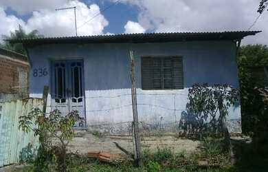 Imagem: A casa possui 1 Dormitório, 1 Banheiro, 1 Vaga na garagem