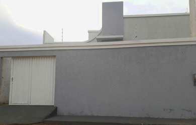 Imagem: A casa possui 3 Dormitórios, 1 Banheiro, 3 Vagas na garagem