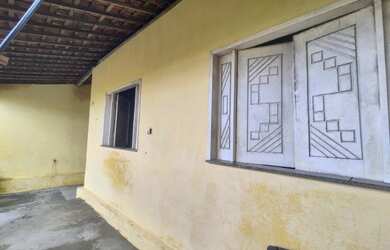 Imagem: A casa possui 2 Dormitórios, 2 Banheiros, 2 Vagas na garagem