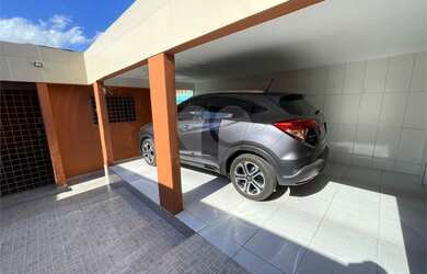 Imagem: A casa possui 3 Dormitórios, 2 Banheiros, 2 Vagas na garagem