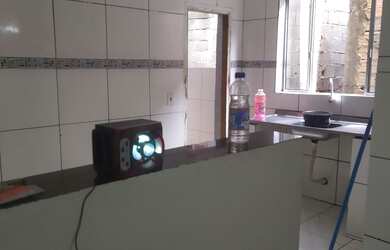 Imagem: A casa possui 2 Dormitórios, 1 Banheiro e está localizado