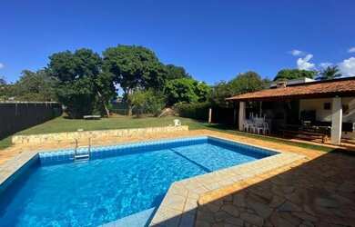 Imagem: A casa possui 3 Dormitórios, 2 Banheiros, 2 Vagas na garagem