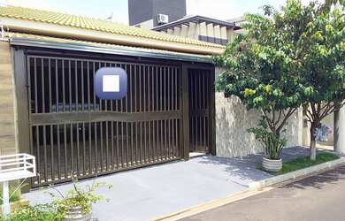 Imagem: A casa possui 2 Dormitórios, 2 Banheiros, 2 Vagas na garagem