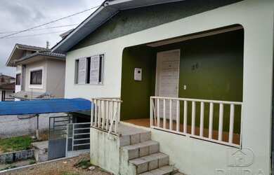 Imagem: A casa possui 3 Dormitórios, 1 Banheiro, 1 Vaga na garagem