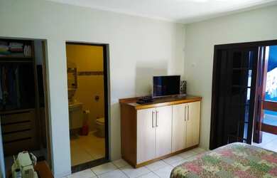 Imagem: A casa possui 3 Dormitórios, 2 Banheiros, 3 Vagas na garagem