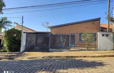 Imagem: A casa possui 2 Dormitórios, 1 Banheiro, 3 Vagas na garagem