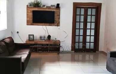 Imagem: A casa possui 2 Dormitórios, 2 Banheiros, 3 Vagas na garagem