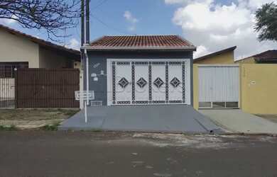 Imagem: A casa possui 3 Dormitórios, 2 Banheiros, 2 Vagas na garagem