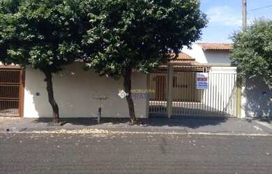 Imagem: A casa à venda possui 2 Dormitórios, 2 Banheiros, 5 Vagas