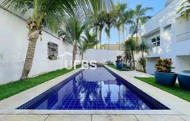 Imagem: A casa possui 4 Dormitórios, 5 Banheiros, 4 Vagas na garagem