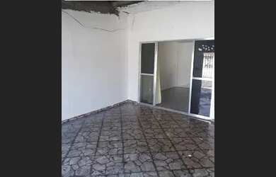 Imagem: A casa possui 2 Dormitórios, 2 Banheiros, 2 Vagas na garagem