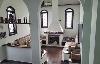 Imagem: A casa possui 3 Dormitórios, 2 Banheiros, 5 Vagas na garagem