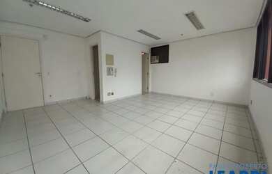 Imagem: O depósito possui 1 Vaga na garagem, 30m² de Área e está