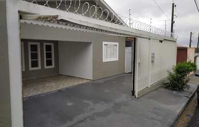 Imagem: A casa possui 2 Dormitórios, 1 Banheiro, 2 Vagas na garagem