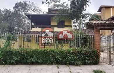 Imagem: A casa possui 4 Dormitórios, 1 Banheiro, 2 Vagas na garagem