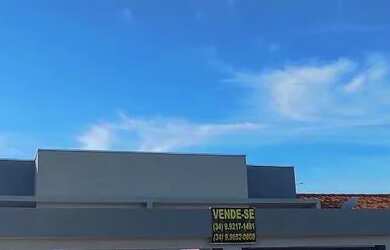 Imagem: A casa possui 2 Dormitórios, 2 Banheiros, 2 Vagas na garagem