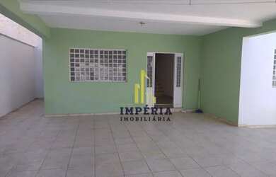 Imagem: A casa possui 4 Dormitórios, 1 Banheiro, 4 Vagas na garagem