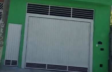 Imagem: A casa possui 2 Dormitórios, 1 Banheiro, 1 Vaga na garagem