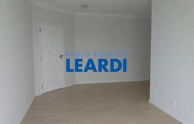 Imagem: O apartamento possui 3 Dormitórios, 1 Banheiro, 1 Vaga na garagem