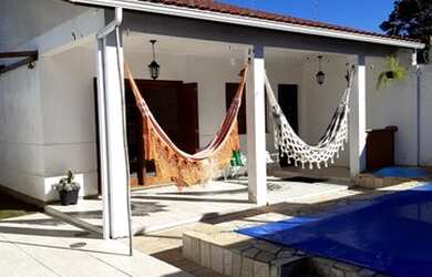 Imagem: A casa possui 2 Dormitórios, 2 Banheiros, 2 Vagas na garagem