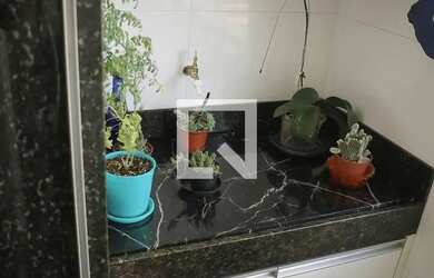 Imagem: O apartamento possui 2 Dormitórios, 1 Banheiro, 1 Vaga na garagem