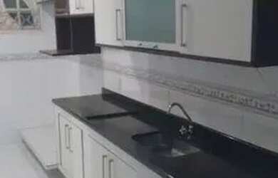 Imagem: O apartamento possui 3 Dormitórios, 1 Banheiro, 1 Vaga na garagem