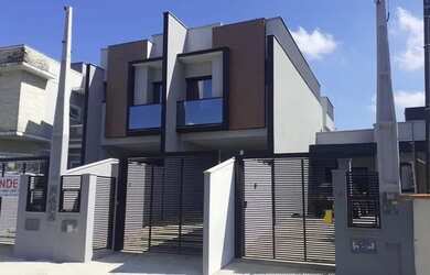 Imagem: A casa possui 3 Dormitórios, 2 Banheiros, 2 Vagas na garagem