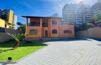 Imagem: A casa possui 5 Dormitórios, 3 Banheiros, 2 Vagas na garagem