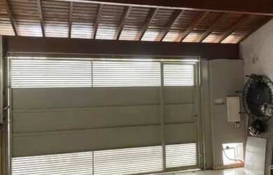 Imagem: A casa possui 2 Dormitórios, 1 Banheiro, 2 Vagas na garagem